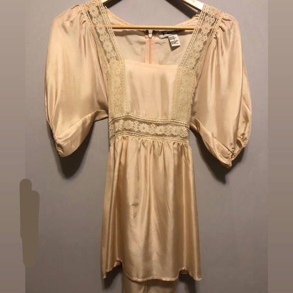 forever collection Tops - ✨2 for $10✨ Silk Lace Vintage Puff Sleeve Top